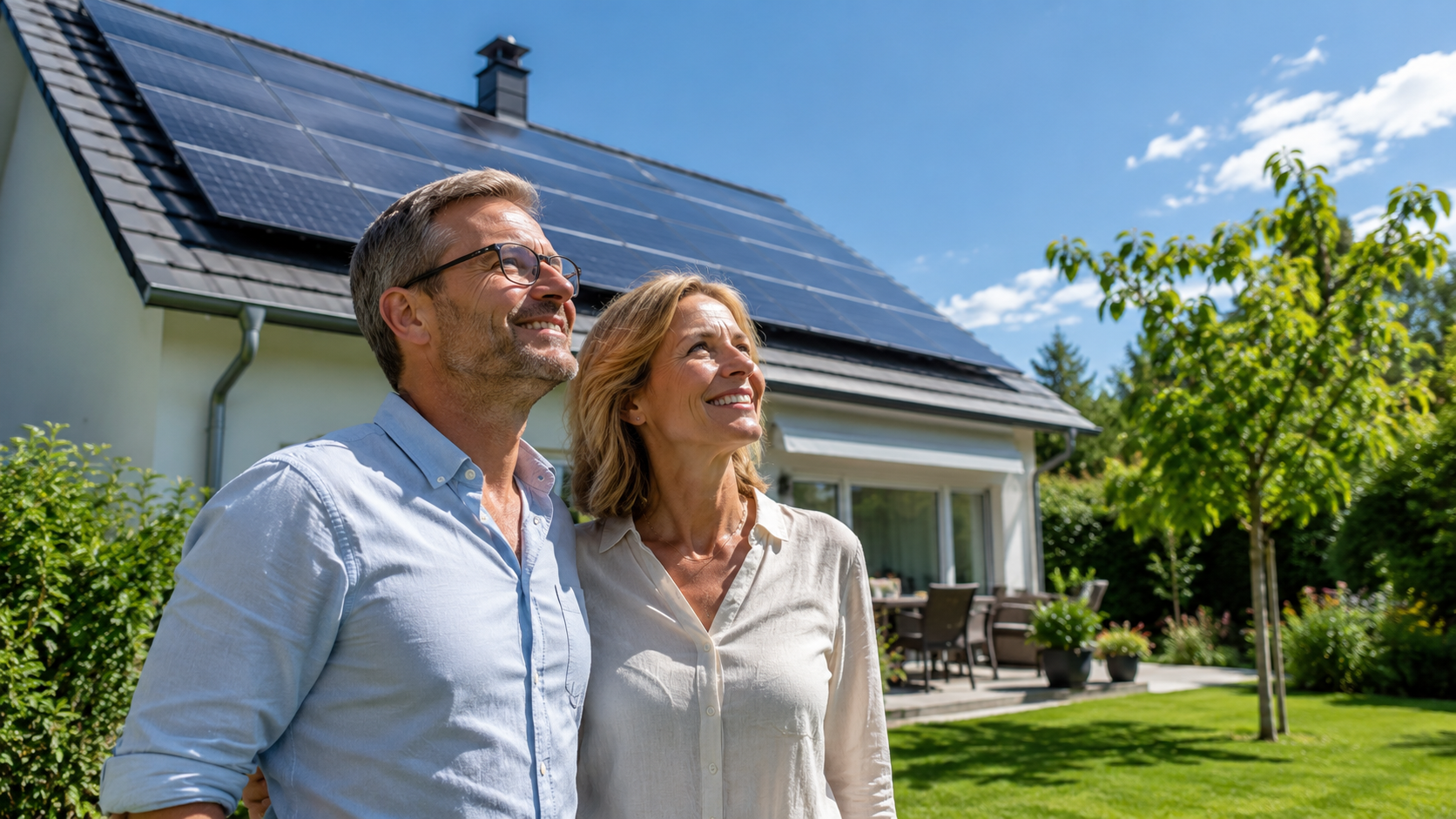 Hausbesitzerpaar blickt zufrieden auf ihre Solaranlage